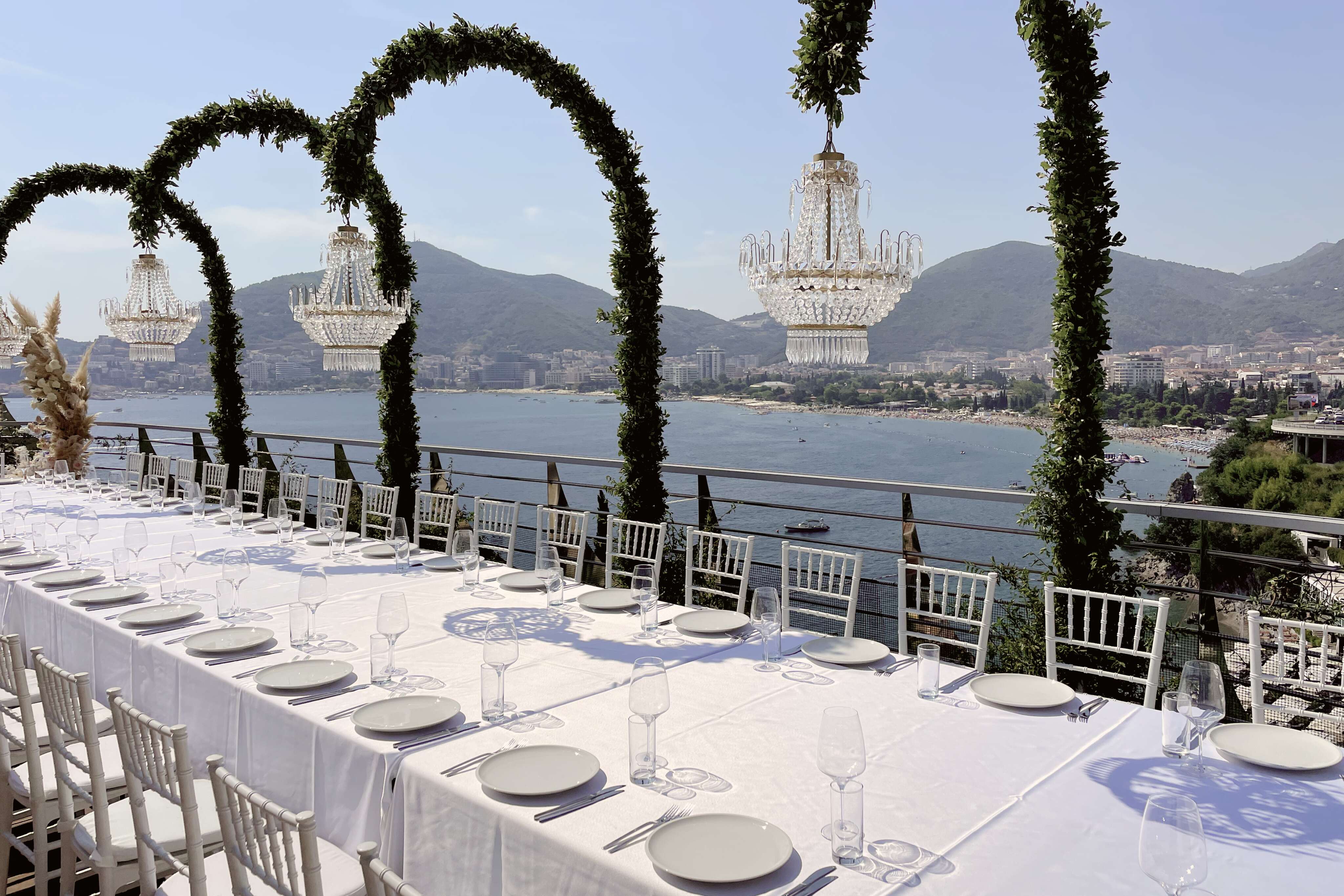 Свадебная церемония на открытой террасе пентхауса в Dukley Hotel & Resort.