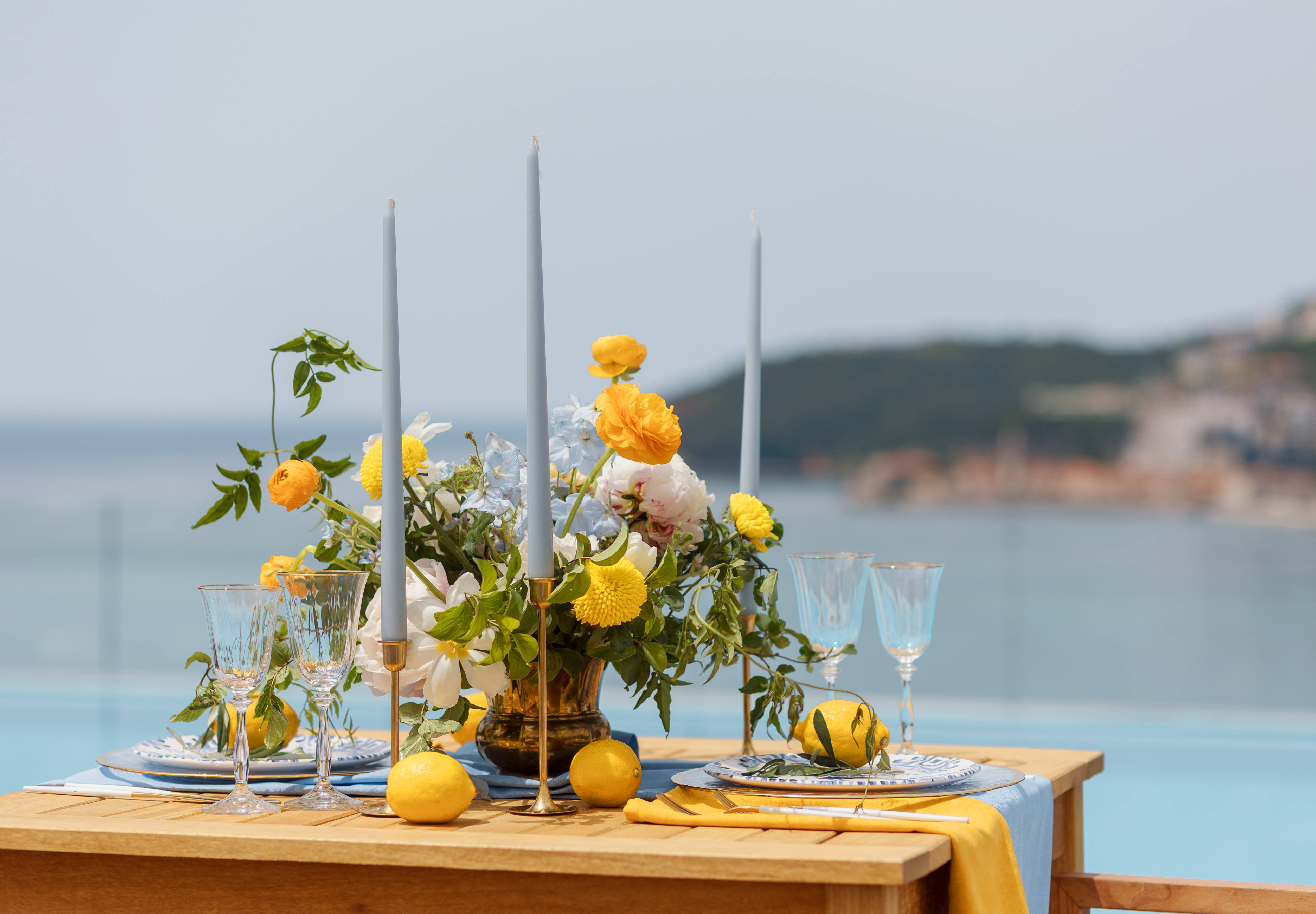 Площадка для проведения свадьбы Infinity Pool Club ночью с видом на огни города Бечичи, отражающиеся в Адриатическом море.